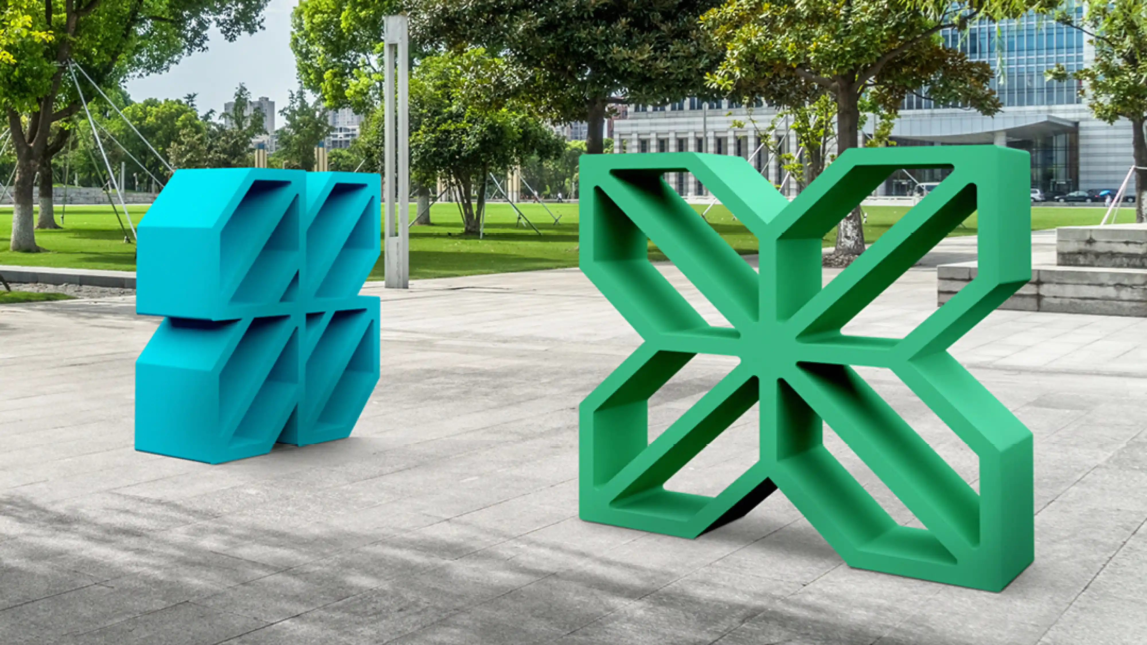 A Kecskeméti Médiacentrum logóelemei térbeli szoborként egy parkban