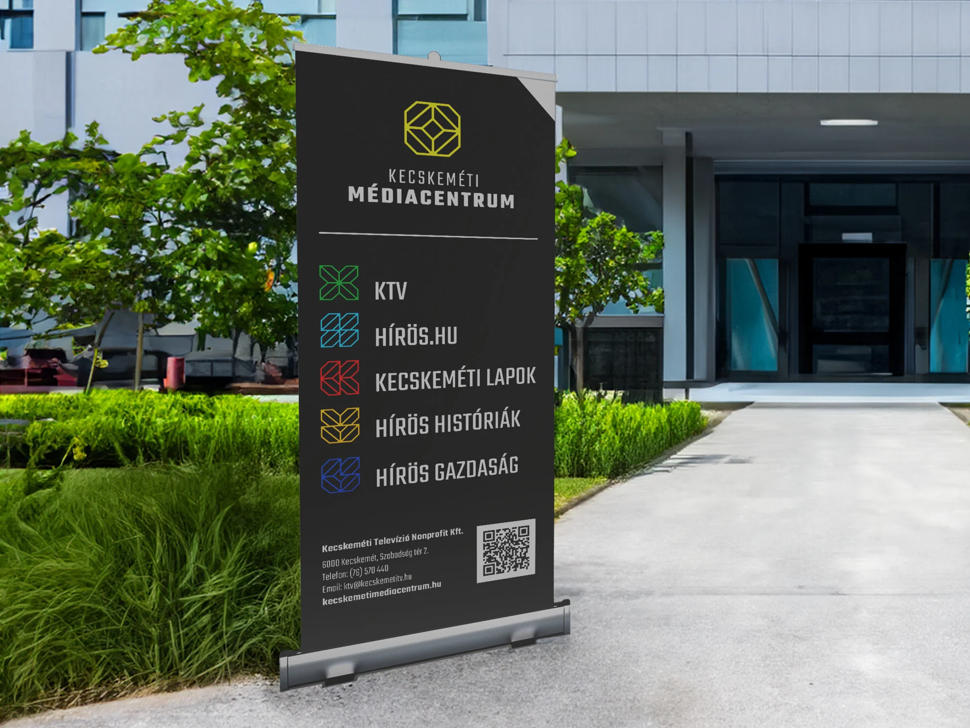 A Kecskeméti Médiacentrum roll-upja egy épület bejárata előtt