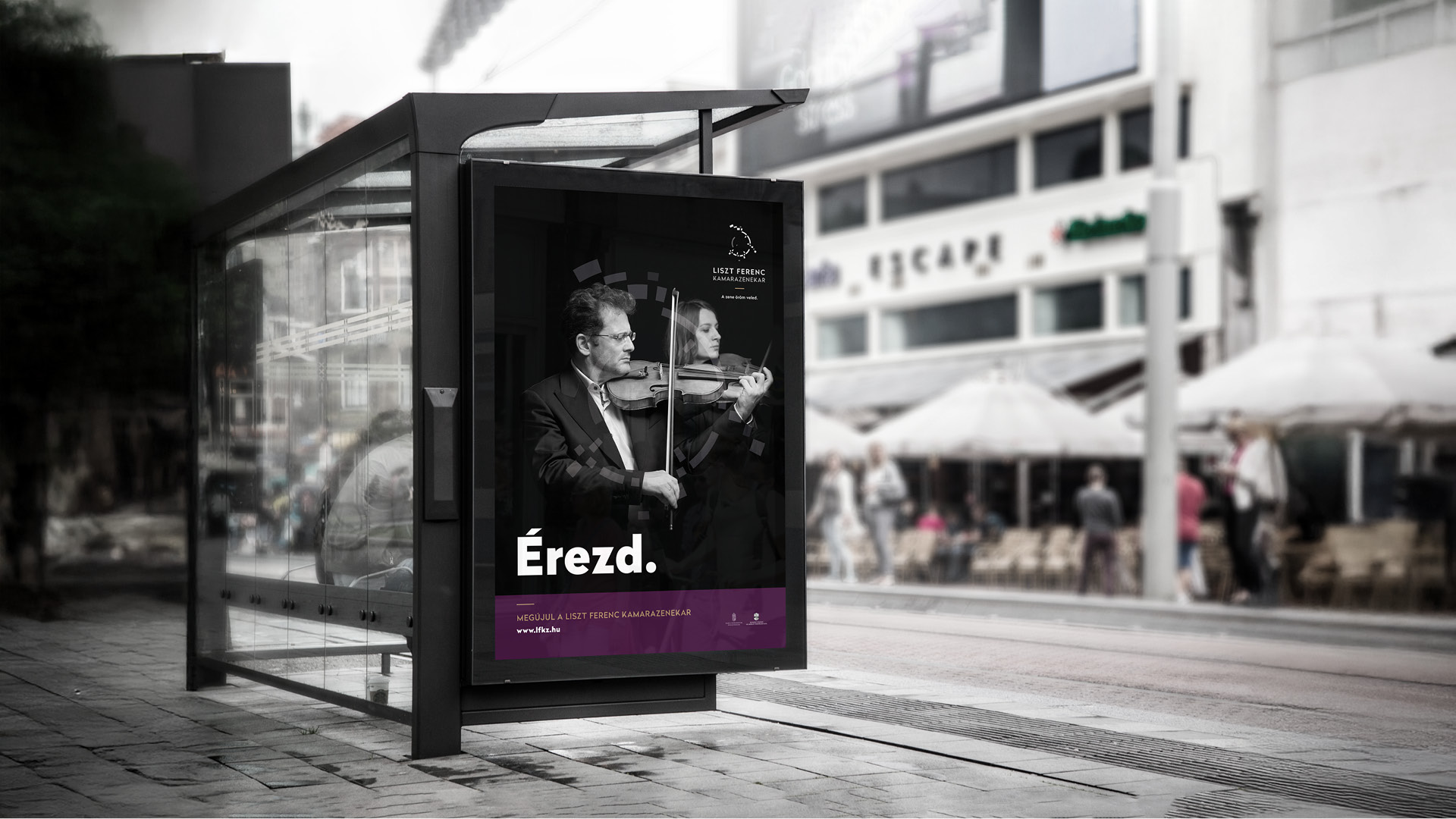 A Liszt Ferenc Kamarazenekar „Érezd.” plakátja egy buszmegállóban