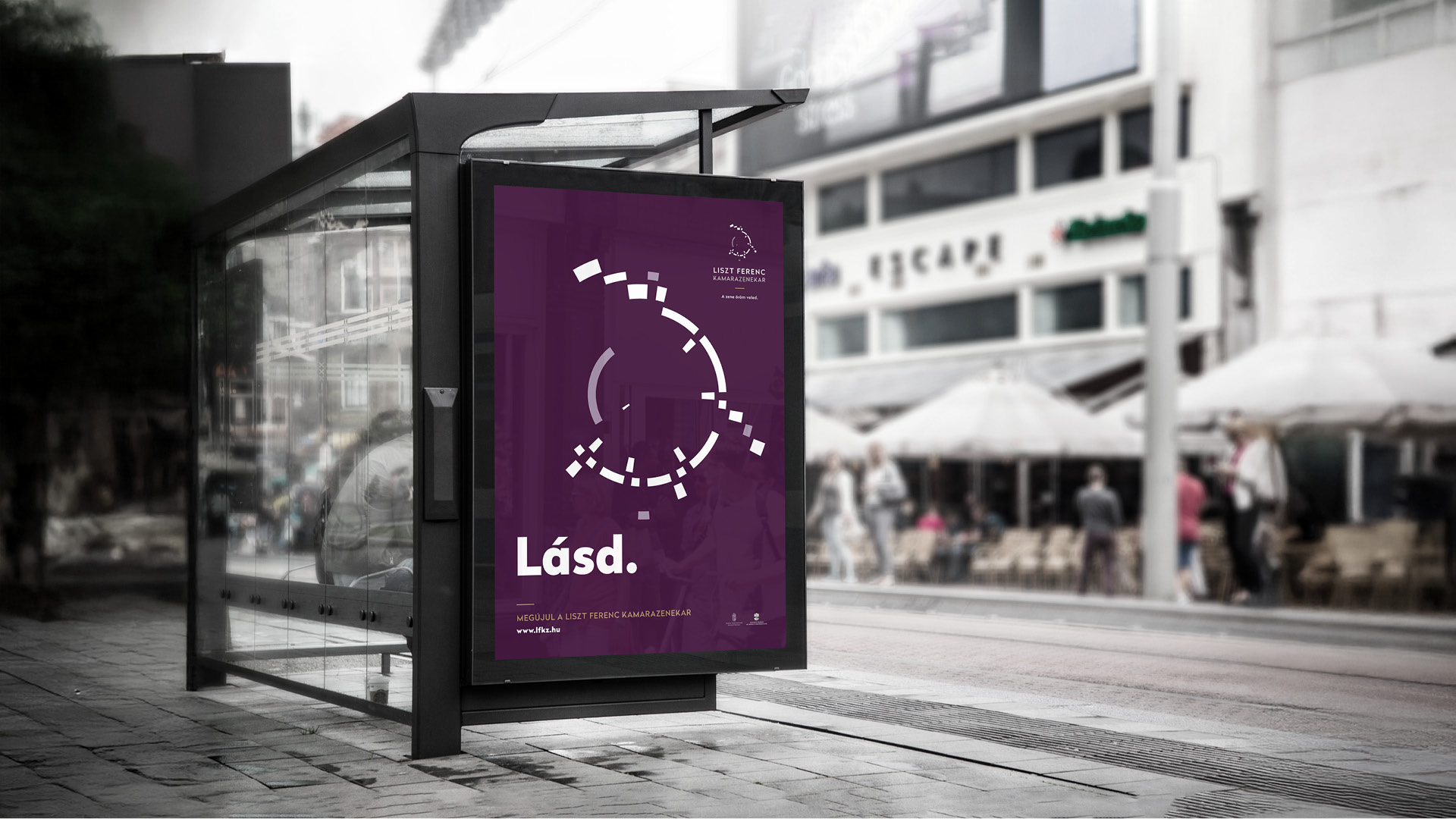 A Liszt Ferenc Kamarazenekar „Lásd.” plakátja egy buszmegállóban