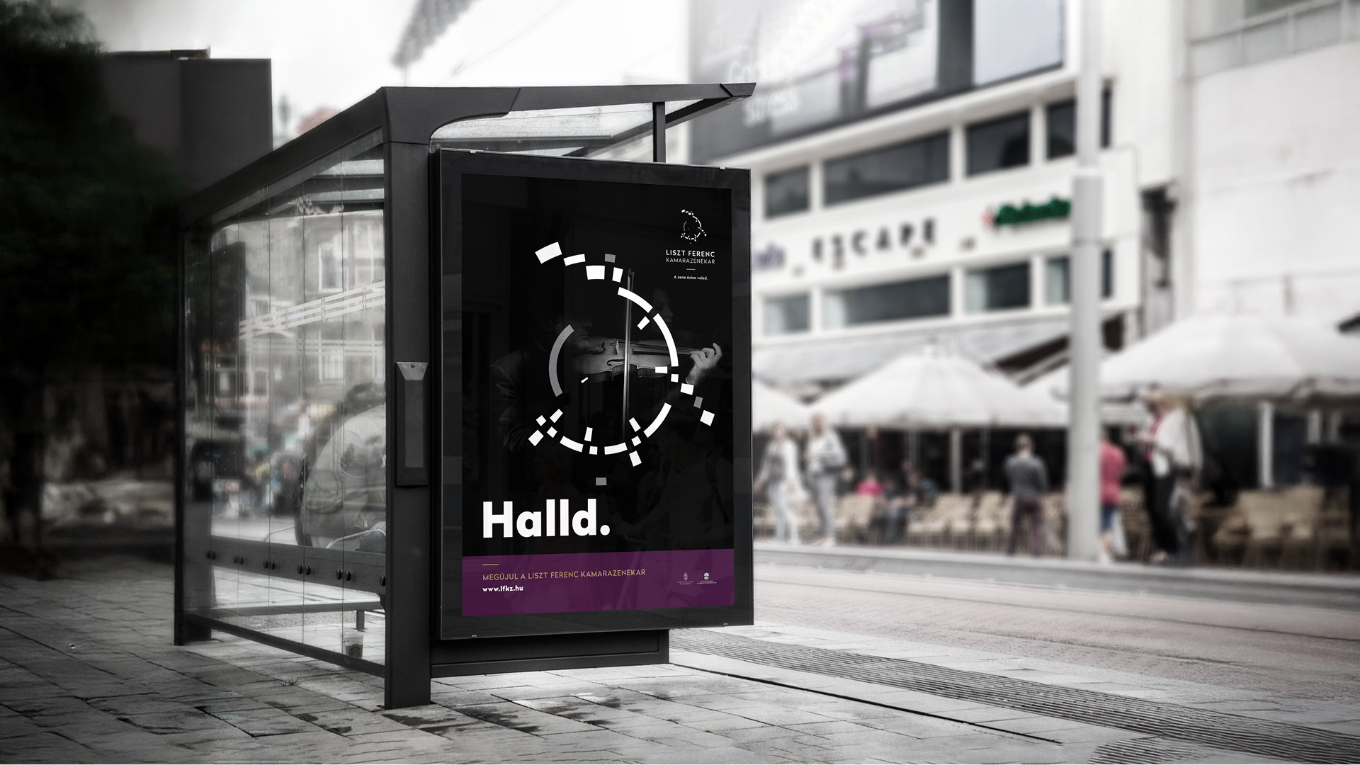 A Liszt Ferenc Kamarazenekar „Halld.” plakátja egy buszmegállóban