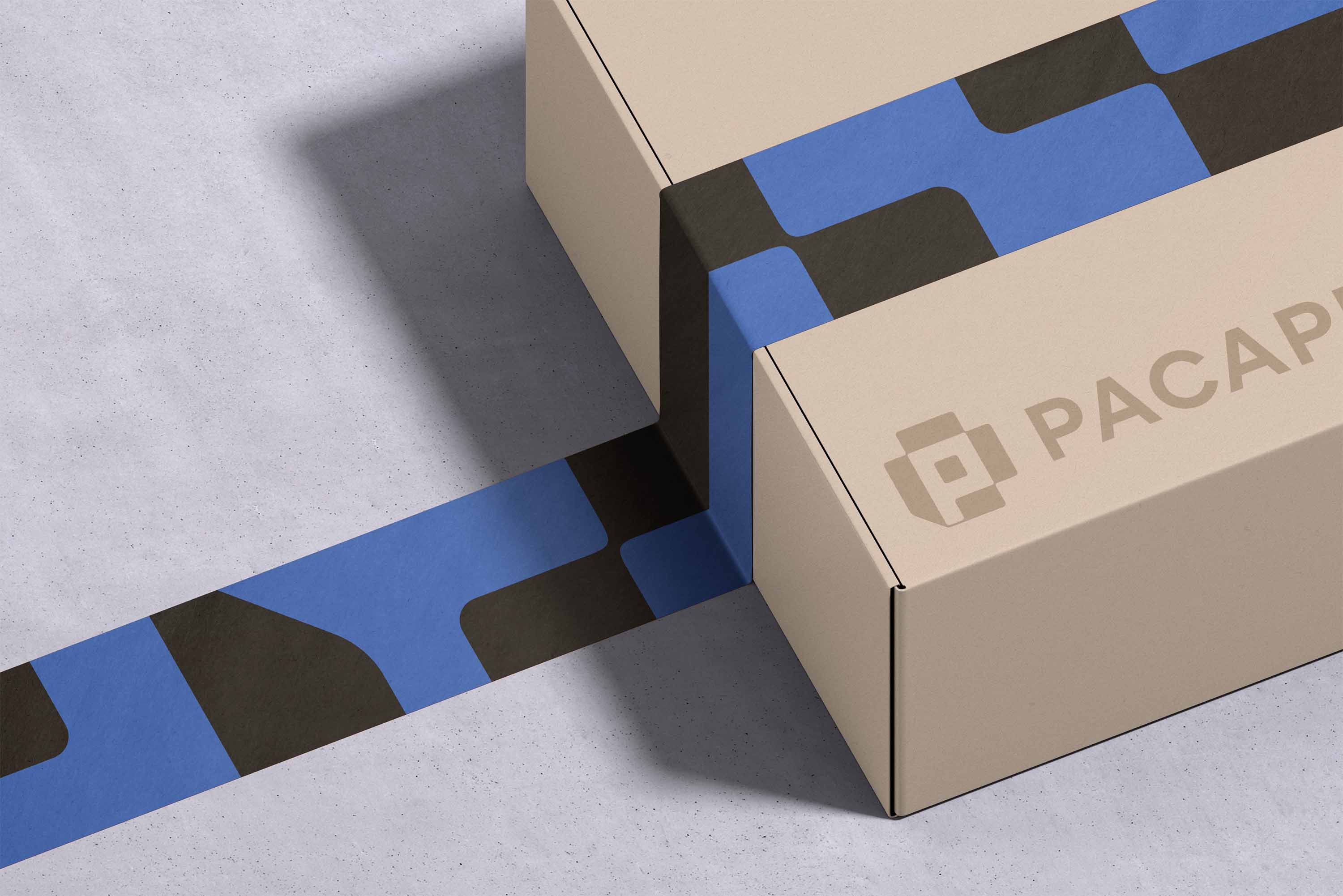 Pacapime logós hullámkarton doboz kék–fekete mintás szalaggal – arculatfrissítés és webdesign