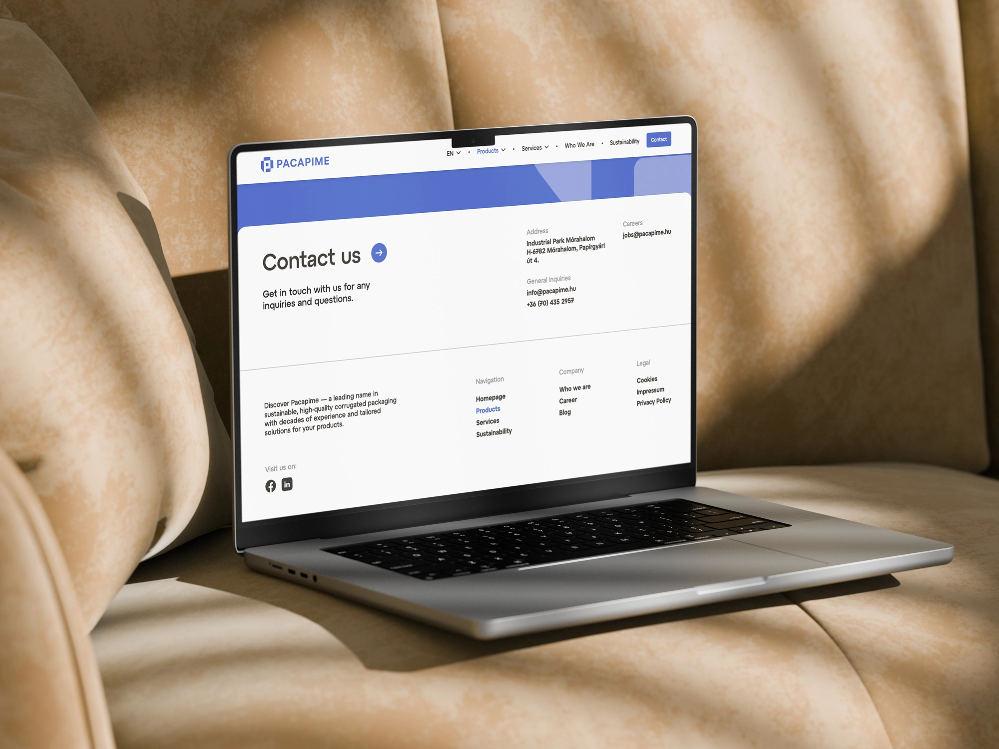 A Pacapime weboldalának kapcsolati oldala laptopon