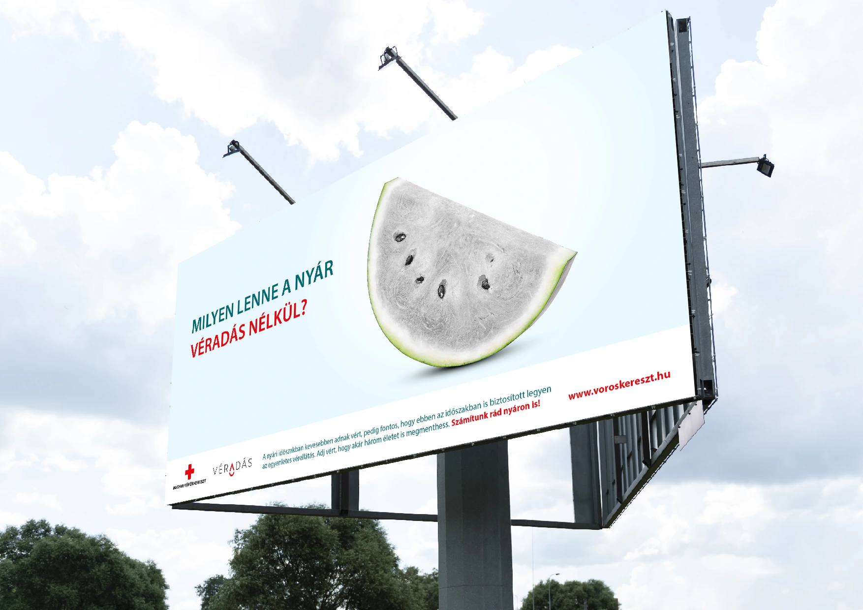 A Magyar Vöröskereszt véradáskampányának óriásplakátja szürke görögdinnyével