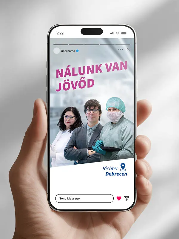 A Richter Debrecen „Nálunk van jövőd” toborzóposztja mobilon, három munkatárssal