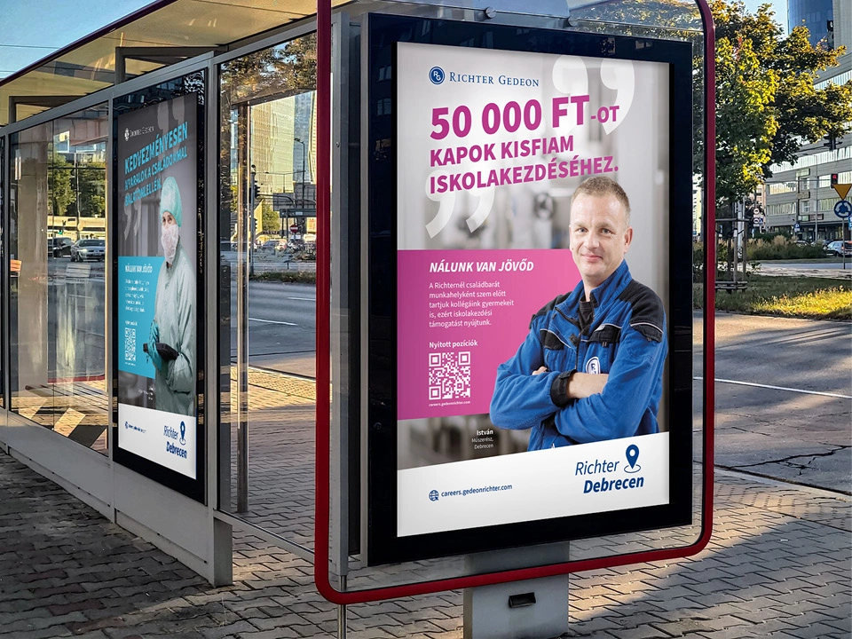 Richter Debrecen toborzóplakát egy buszmegállóban: „50 000 Ft-ot kapok kisfiam iskolakezdéséhez.”