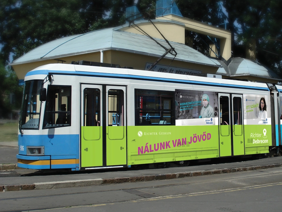 „Nálunk van jövőd” Richter Debrecen dekoráció egy villamos oldalán