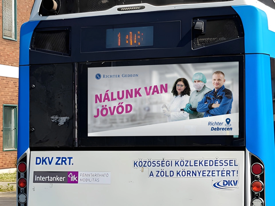 A Richter Debrecen „Nálunk van jövőd” hirdetése egy DKV-autóbusz hátulján