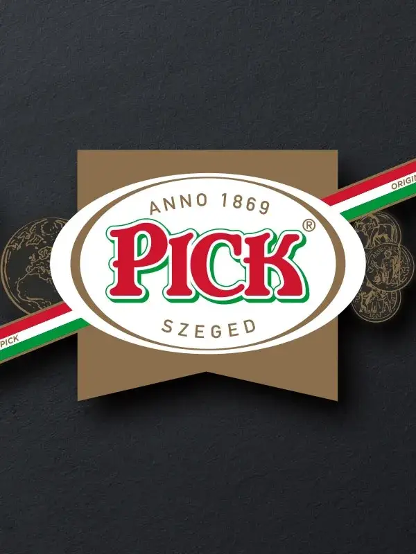 PICK Szeged logó piros „PICK” felirattal, zöld-fehér csíkos háttérrel és „Anno 1869” emblémával – tradicionális márkaarculat és logódesign
