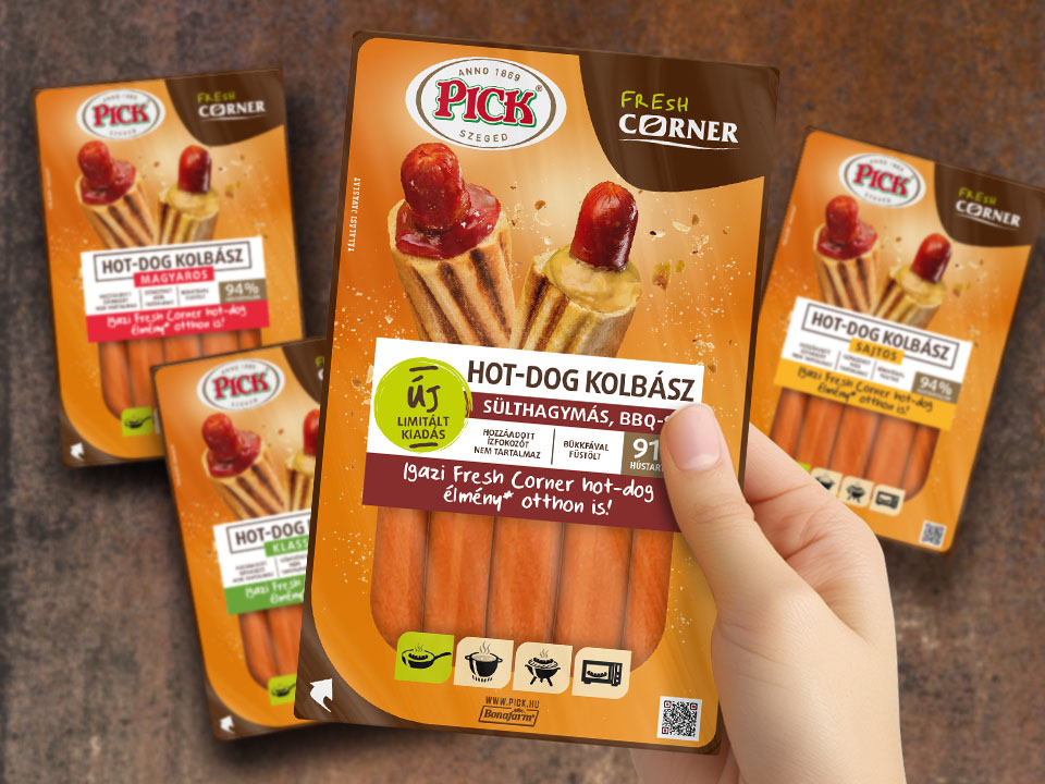 Pick Fresh Corner hot-dog kolbász csomagolások, az egyik egy kézben