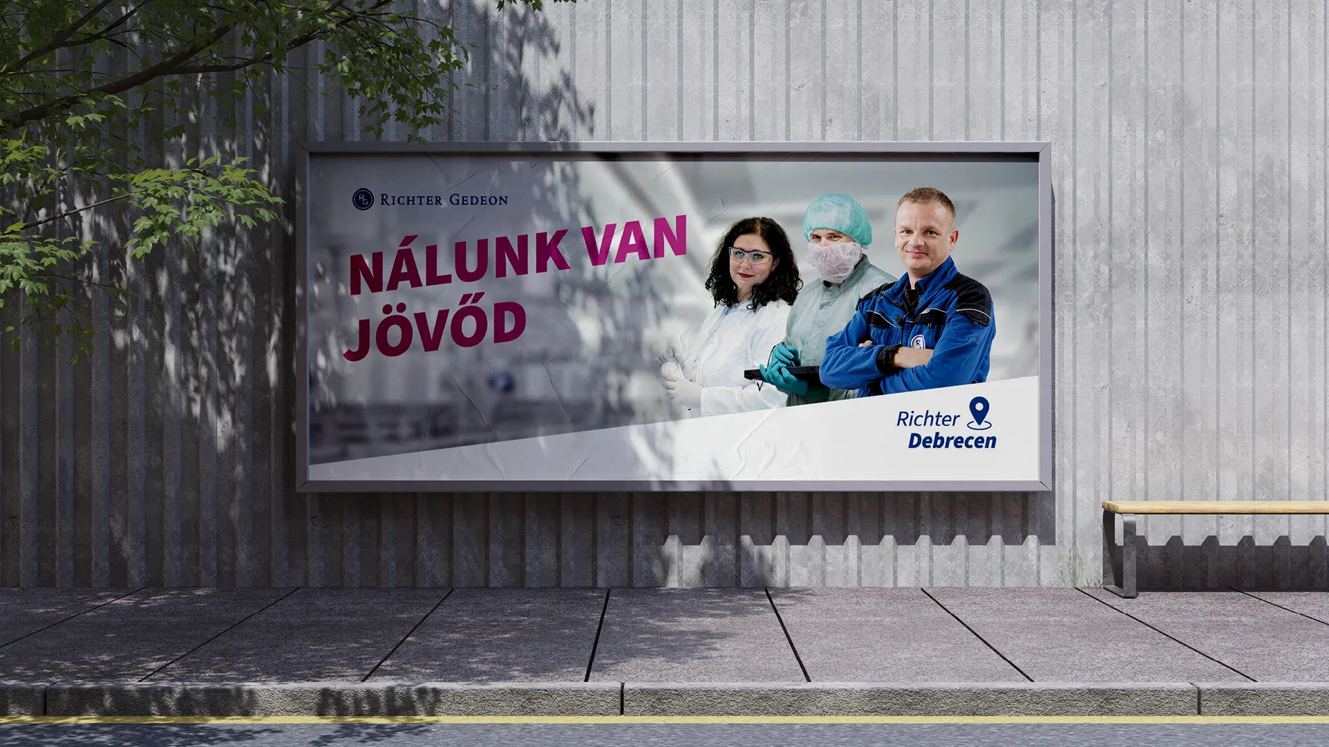 A Richter Debrecen „Nálunk van jövőd” plakátja egy utcai falon