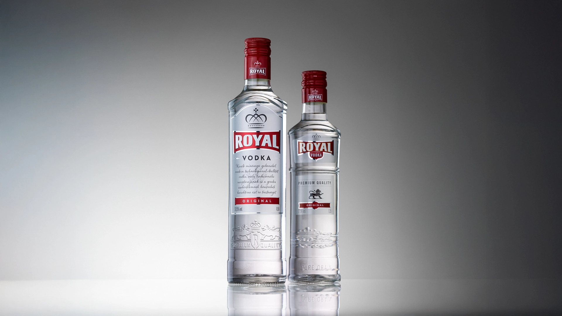 Két Royal Vodka palack az új címkével és üvegformával – csomagolás- és palacktervezés