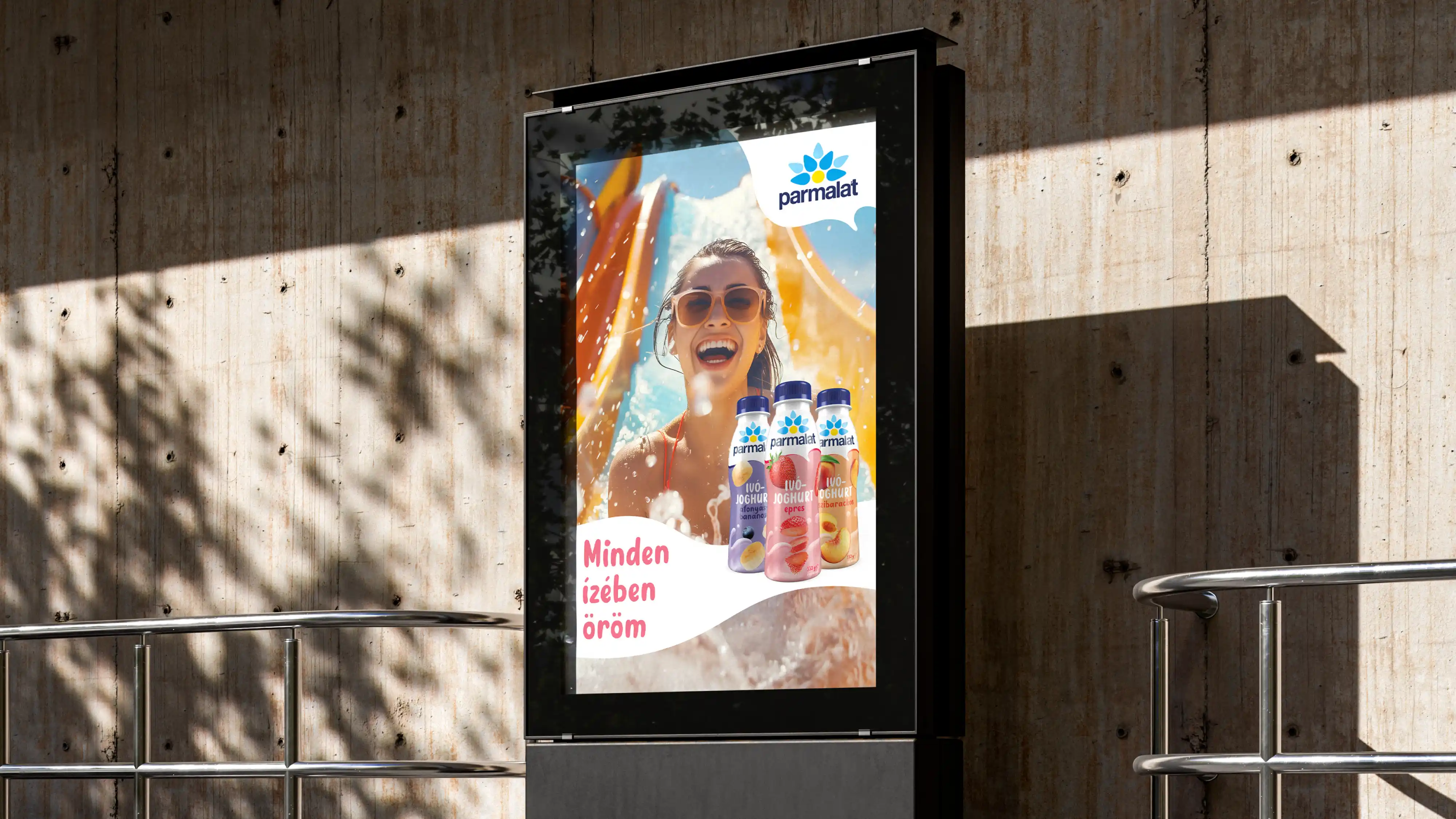 A Parmalat „Minden ízében öröm” ivójoghurt-plakátja citylight-vitrinben – reklámkampány