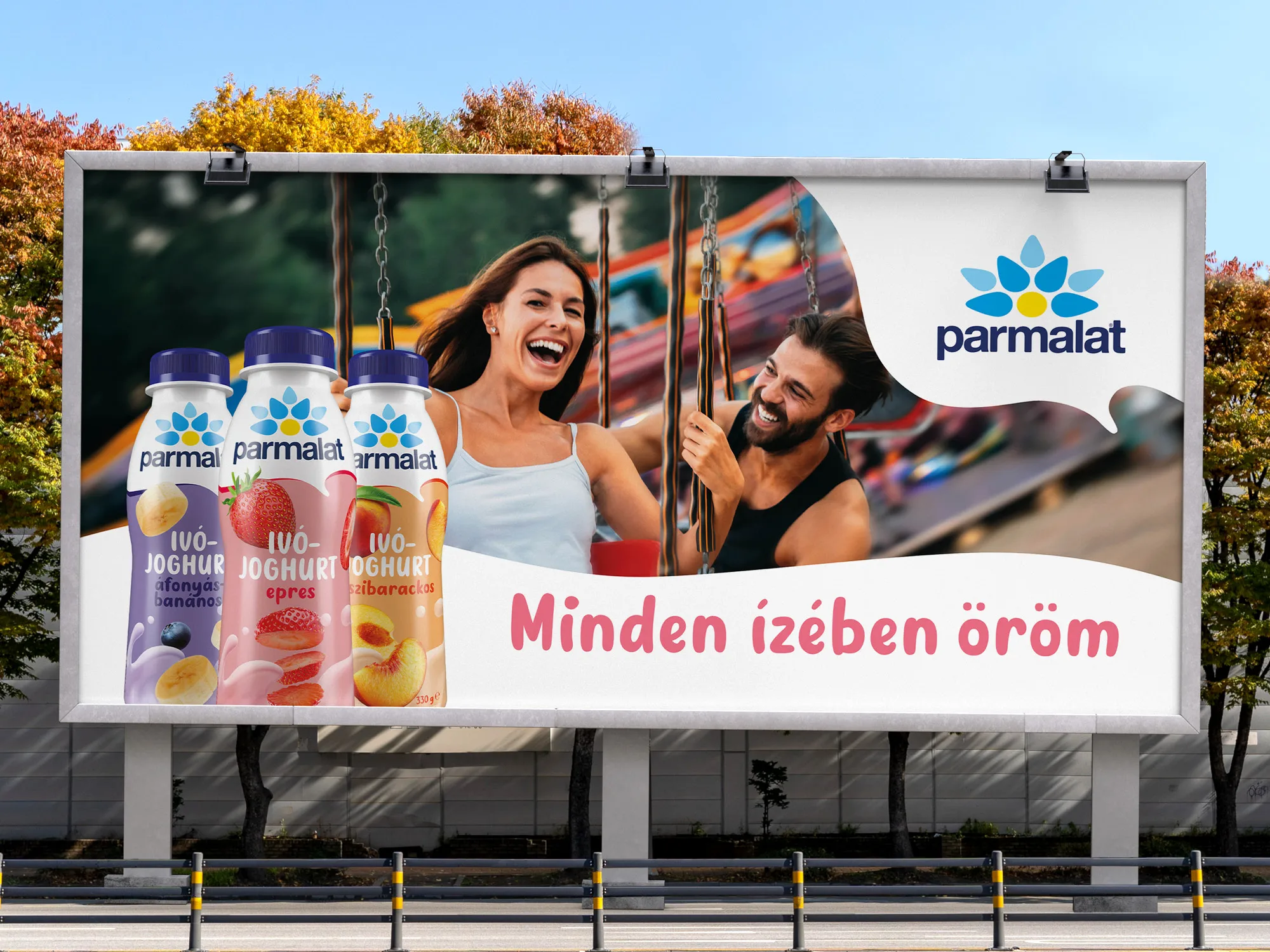 A Parmalat „Minden ízében öröm” óriásplakátja ivójoghurtokkal és egy hintázó párral