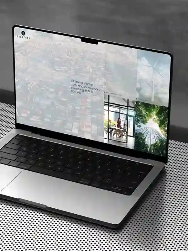 Modern ezüst laptop a Labocorp weboldalával – digitális arculat és webdesign