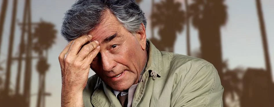 Columbo hadnagy jellegzetes ballonkabátjában, a homlokát fogva, pálmafák előtt