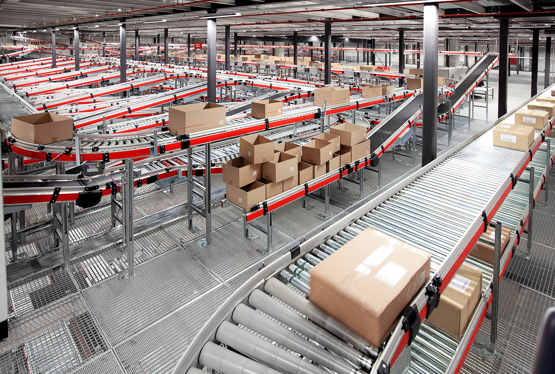 Logistikmitarbeiter im Warehouse mit Versandkartons