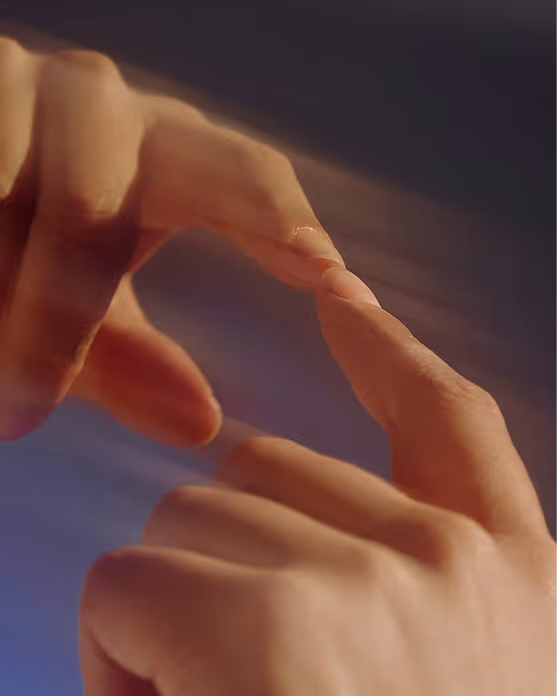 Verschwommenes Bild von zwei Händen die sich an den Zeigefingern berühren