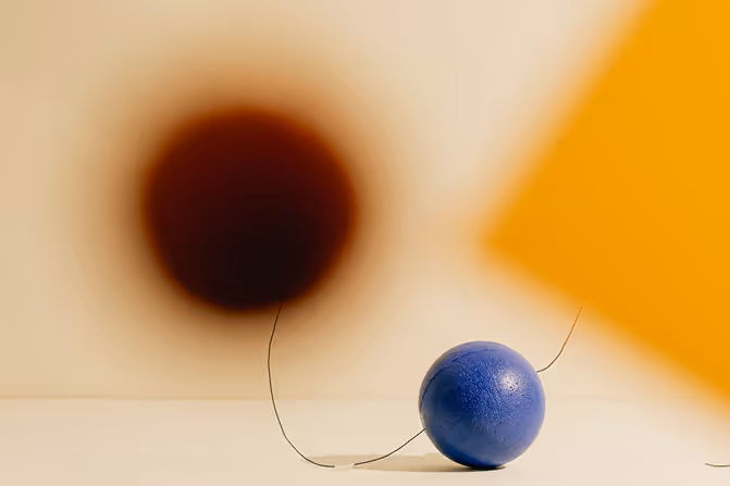 Verschwommenes Bild von Kugeln auf hellem Hintergrund