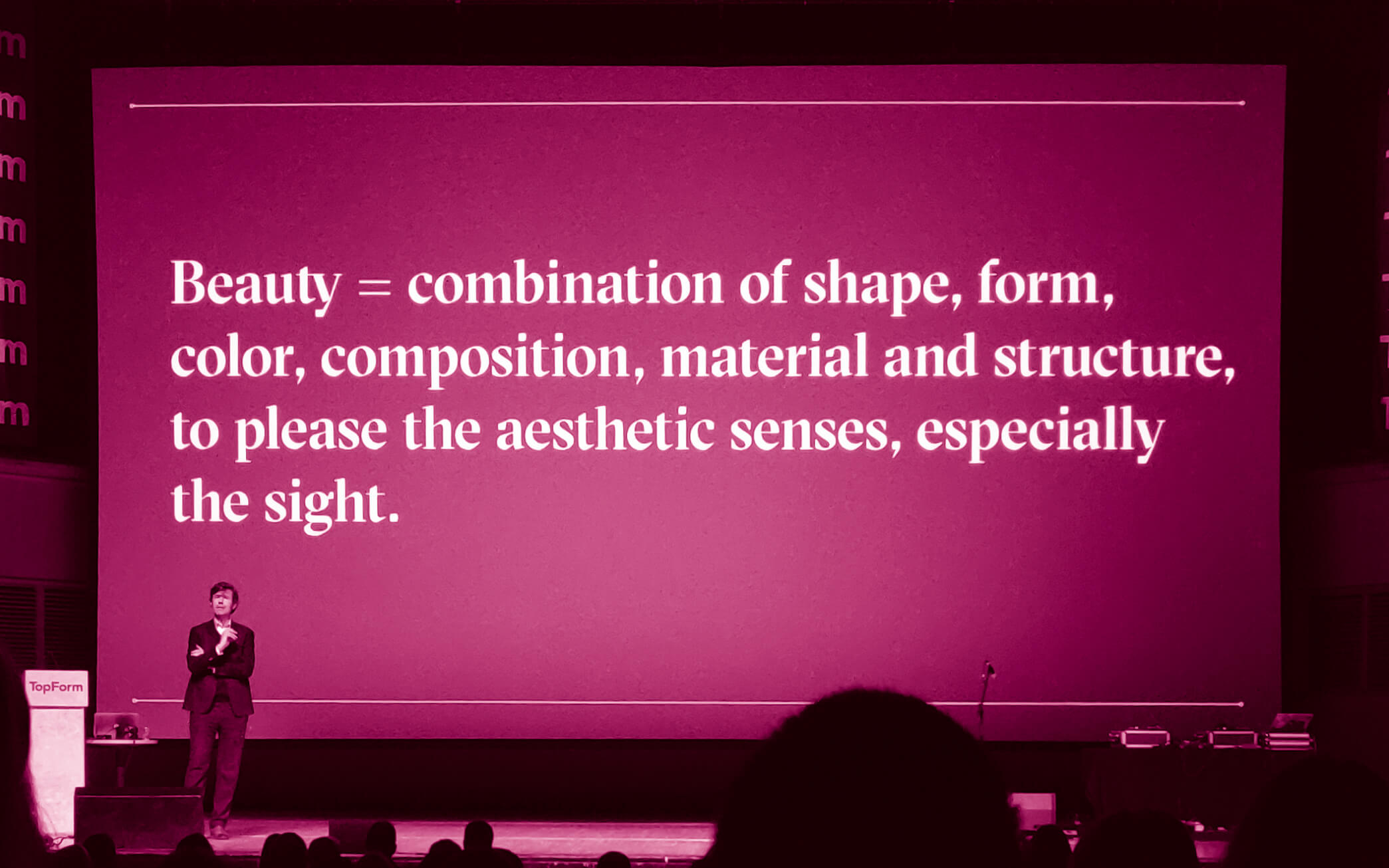 Mynd av Steffan Sagmeister ið fortelur um vakurleika