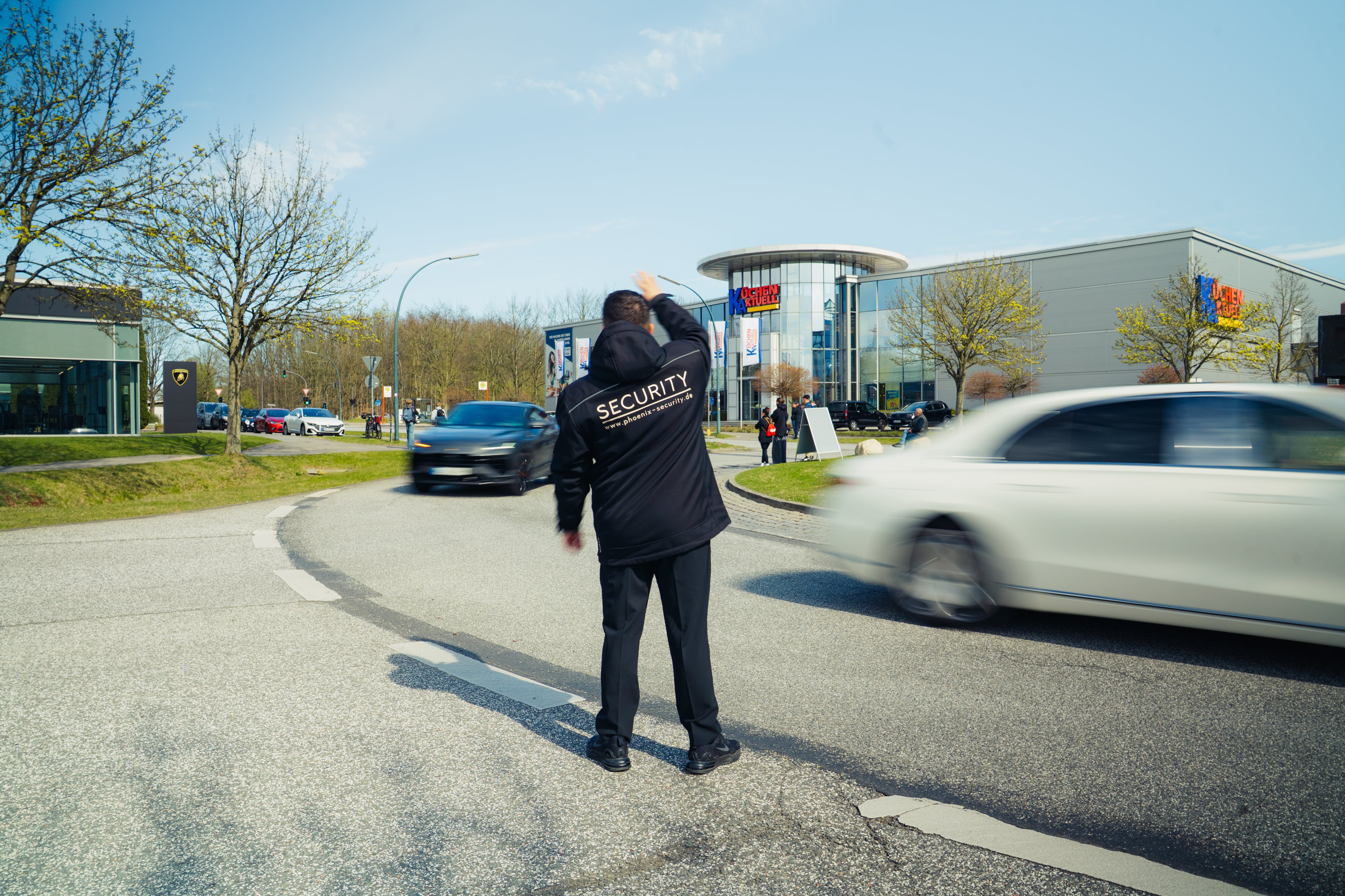 Sicherheitsmitarbeitern der Phoenix Security beim Eventschutz von Penske Sportwagen Hamburg zum Parkraummanagement.