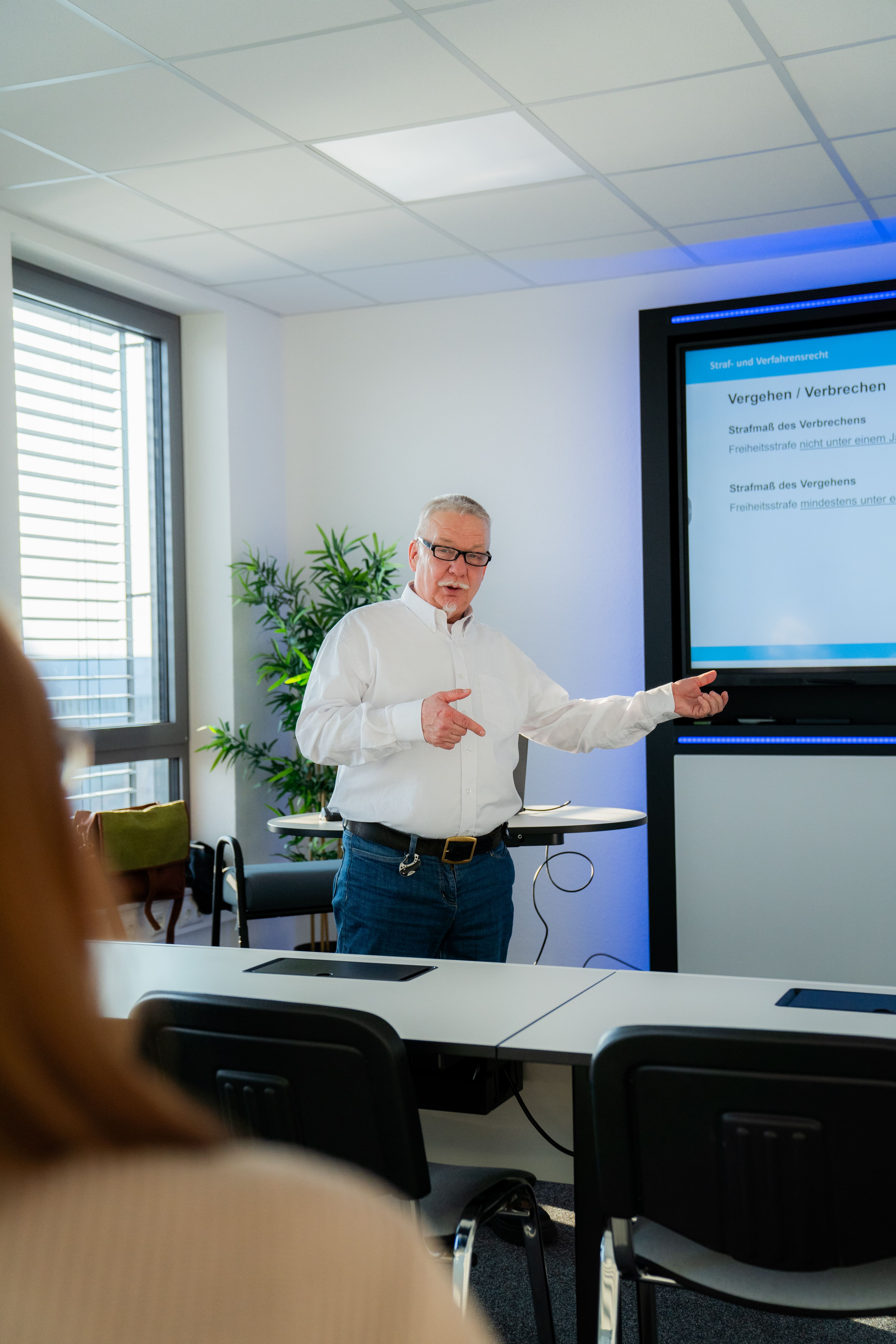 Phoenix Security Academy, Schulungsleiter Frank erklärt Teilnehmern etwas.