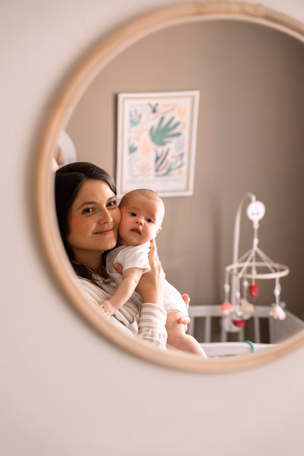 Photographie bébé et sa maman dans un miroir