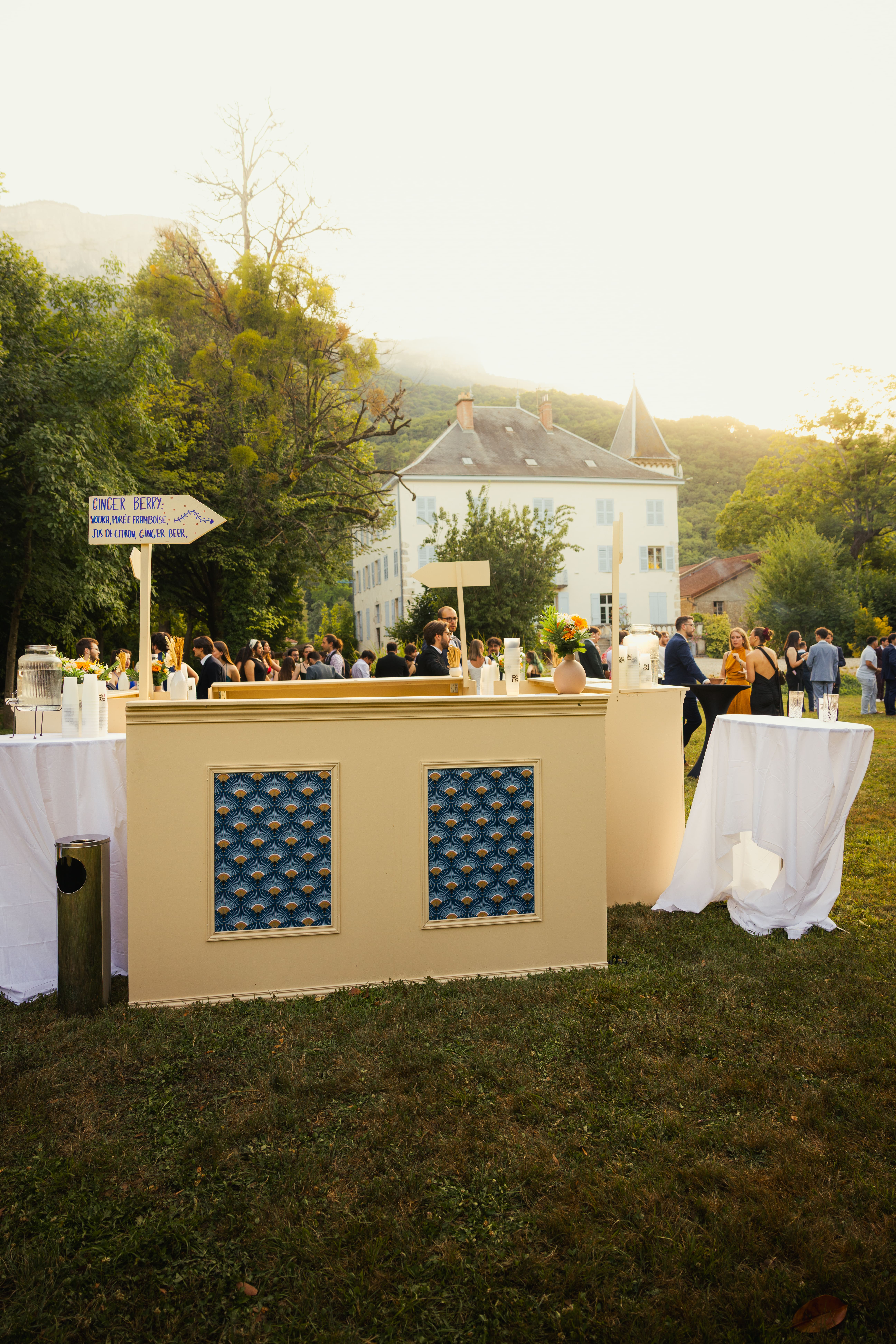 Bar extérieur blanc