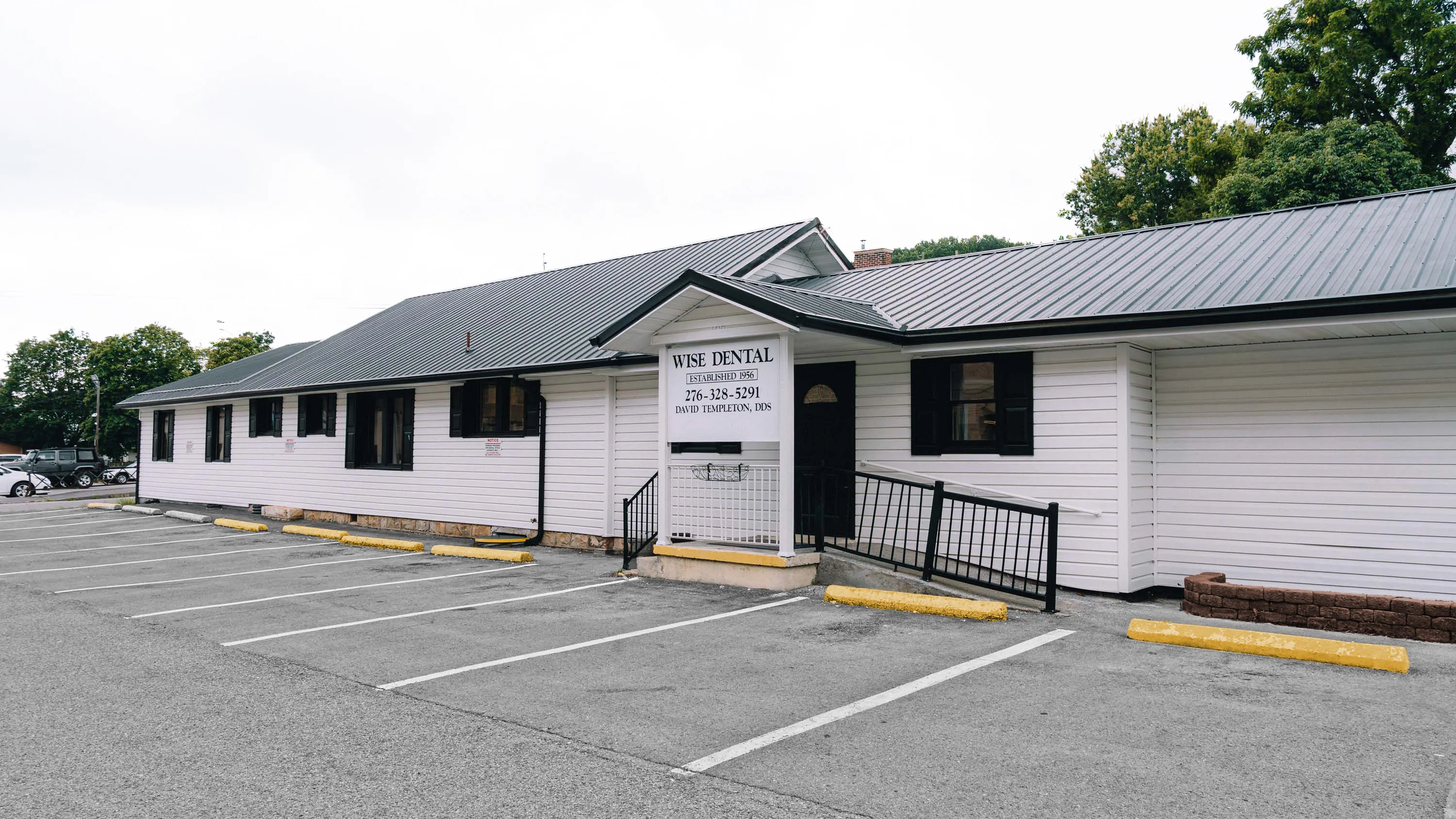 image of the clinic reception area (for a veterinary clinic)