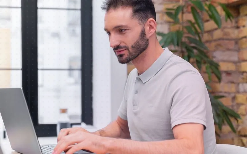 homme utilisant un ordinateur