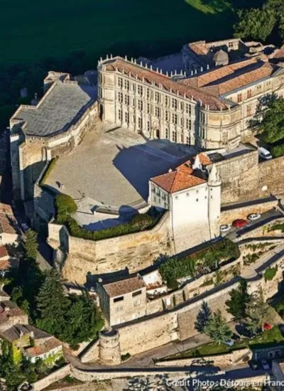 Château de Grignan, classé Monument Historique, est l’un des sites les plus visités de la Drôme provençale.