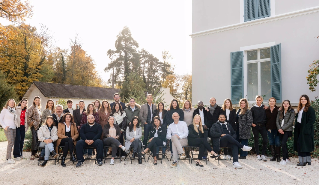 Séminaire de fin de saison au Grand Morin – Photo de l'équipe d'événements du Domaine, grand groupe de professionnels posant à l'extérieur