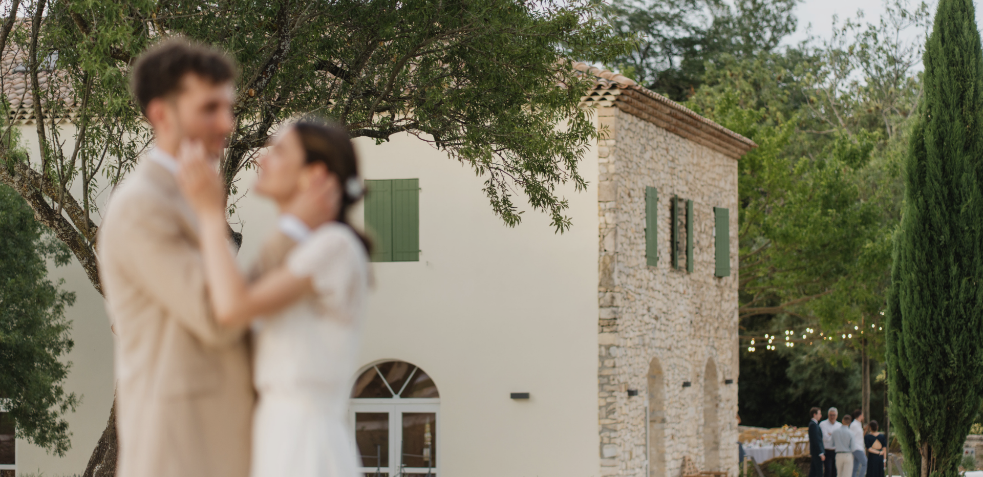 Couple Mariés au domaine de la Vivande devant un bassin dans un paysage provençal 