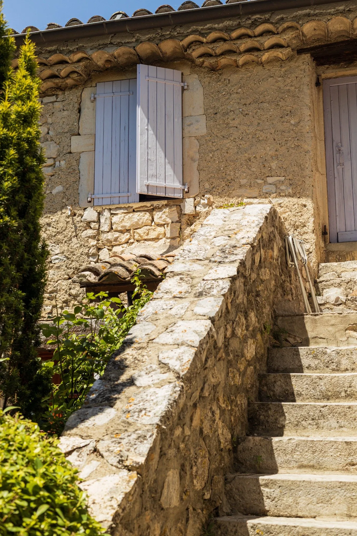 Escalier en pierre menant à l'entrée du Mas de la Vivande