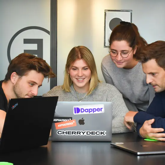 Equipo analizando información regulatoria centralizada en una plataforma digital de Dapper