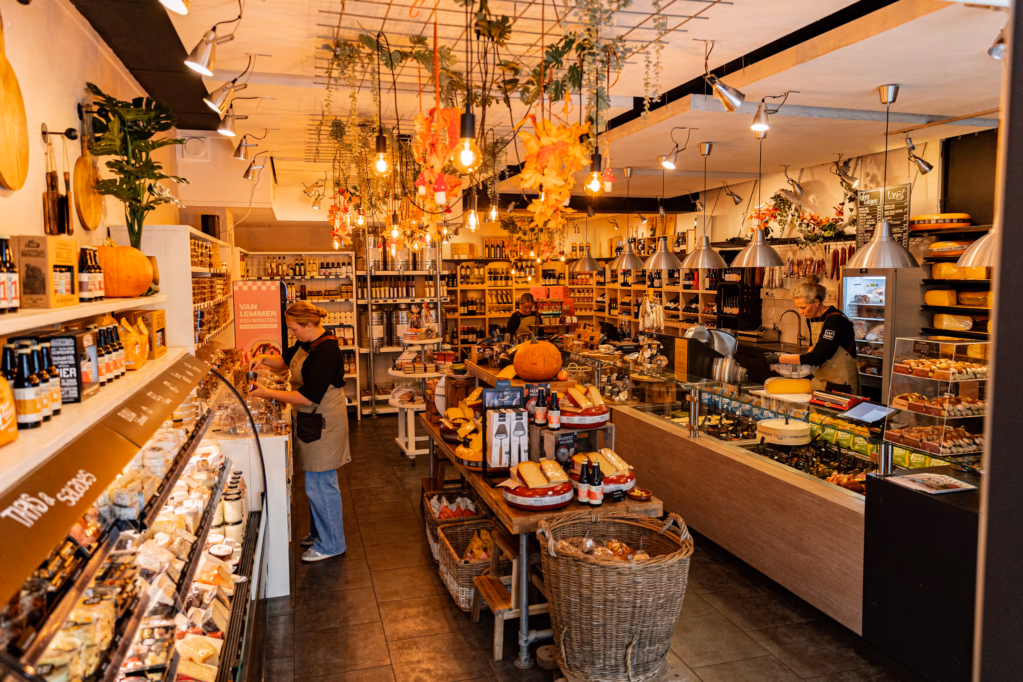 An wide angle picture of the inside of the Wijn en Spijs store