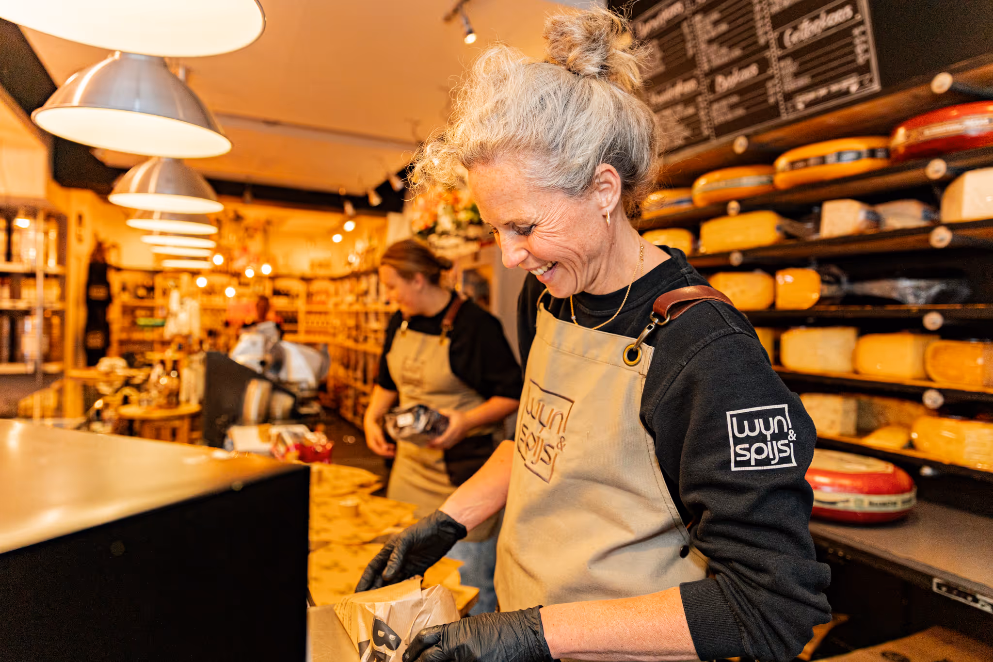 A wide angle picture of colleagues working in the store of Wijn en Spijs