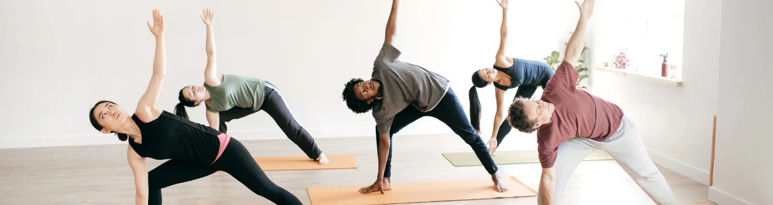 Cours de yoga chaud Gatineau en groupe - posture du triangle étendu