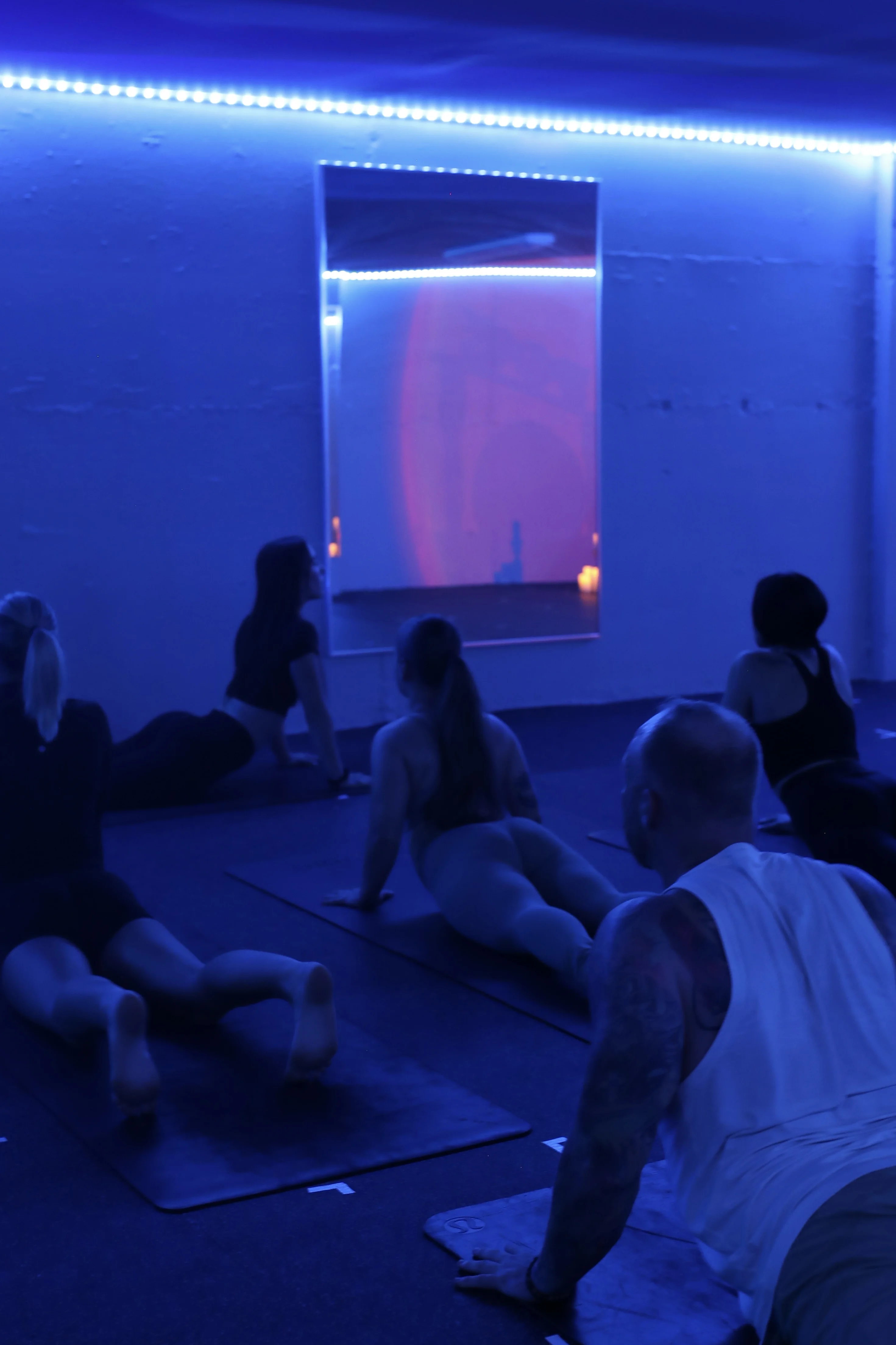 Cours de yoga chaud Gatineau ambiance chandelles et lumière tamisée