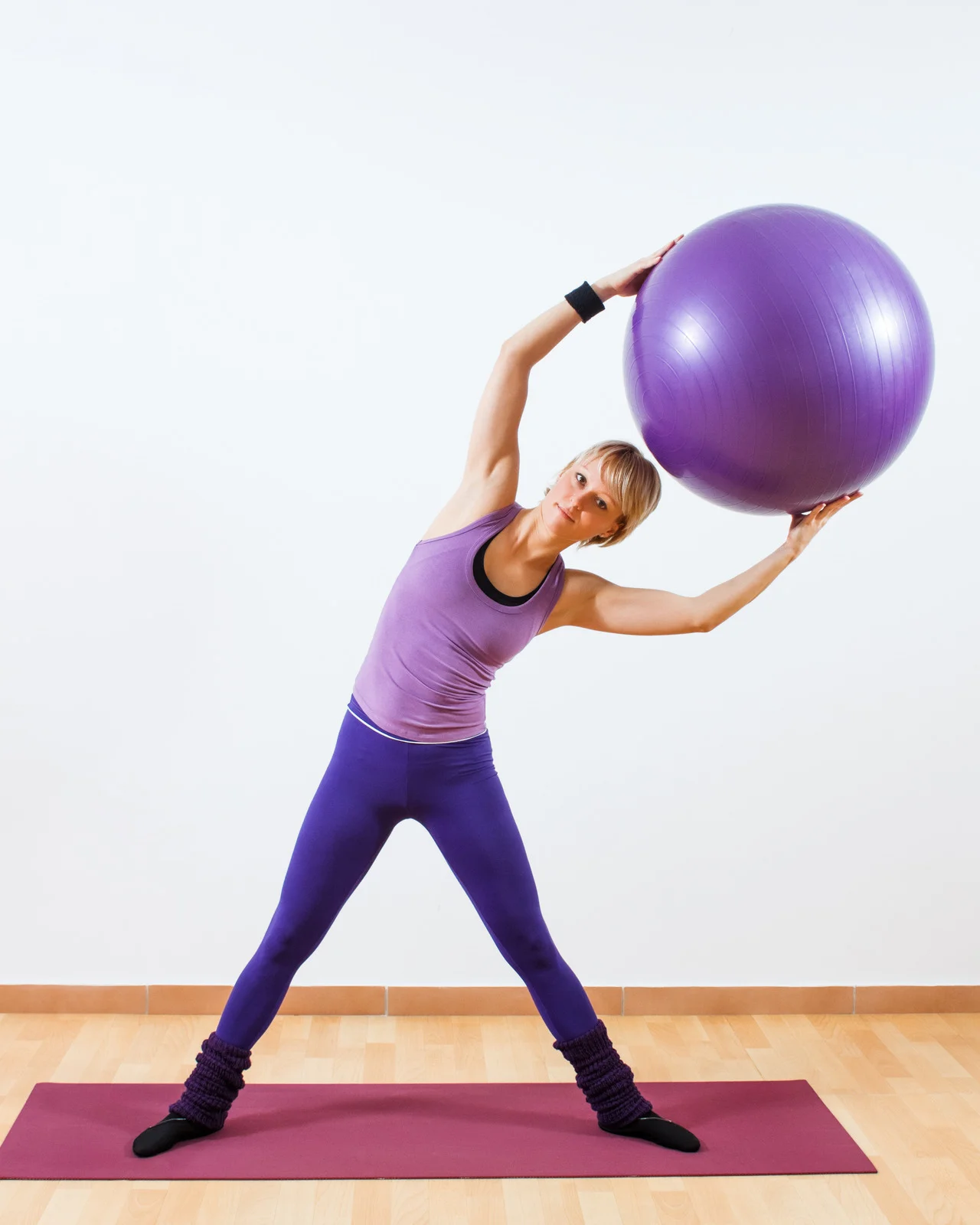 Exercice de Pilates avec ballon pour renforcer le corps