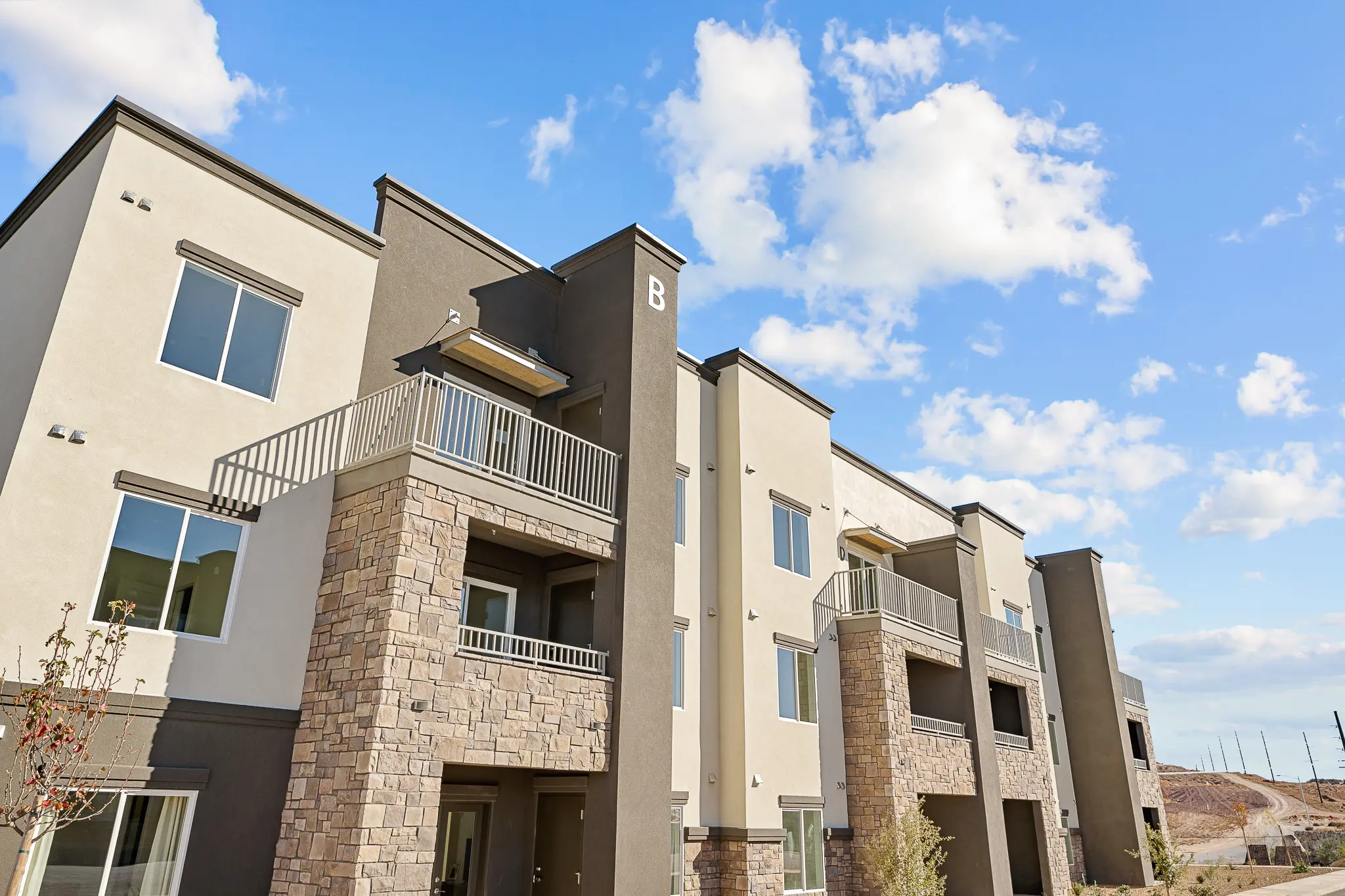 This photo depicts the exterior of Ascesa Court Apartments in St. George, UT.