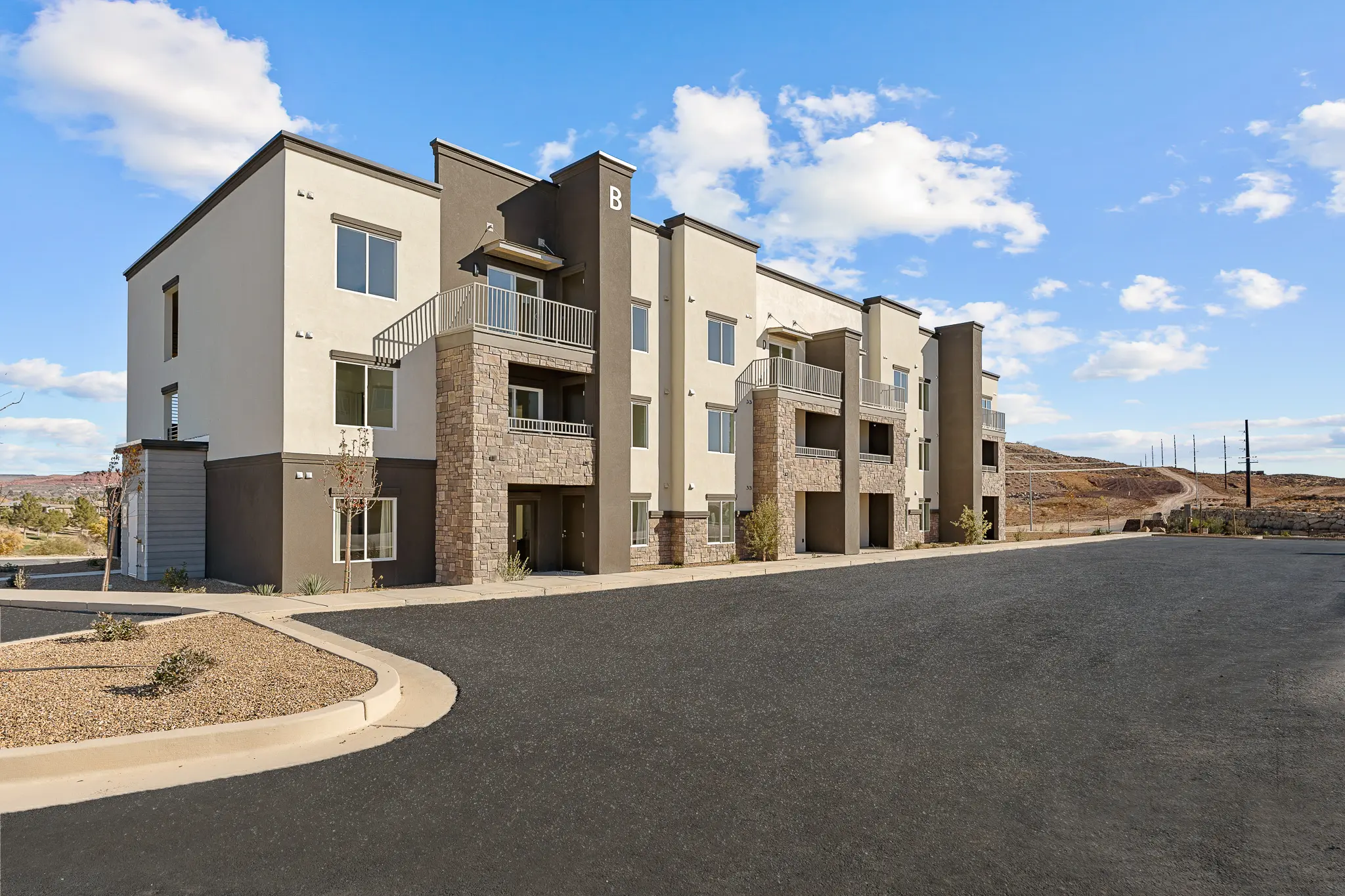 This photo depicts the exterior view of Ascesa Court Apartments in sunny St. George, Utah. 