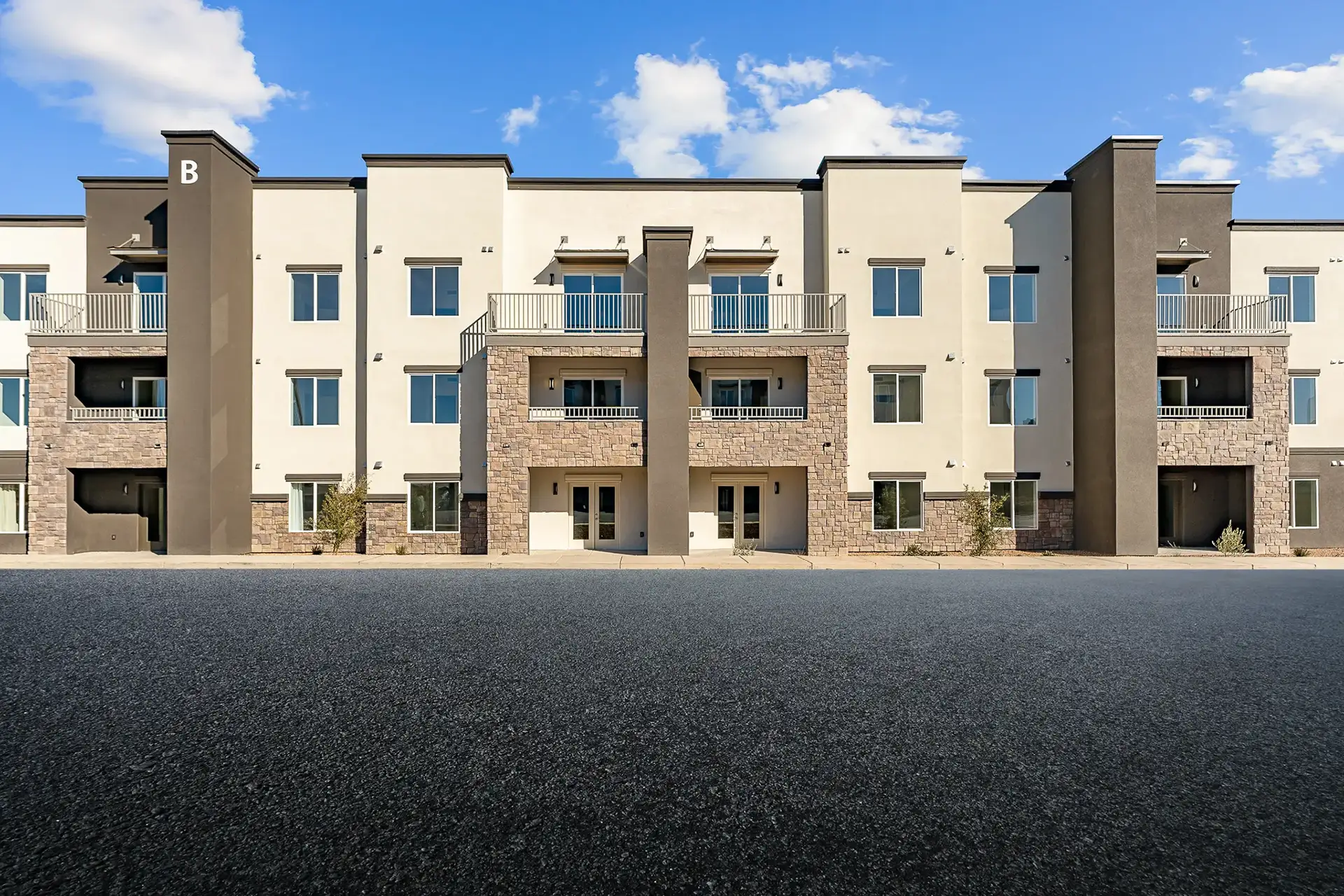 This photo depicts the exterior view of Ascesa Court Apartments in sunny St. George, Utah. 