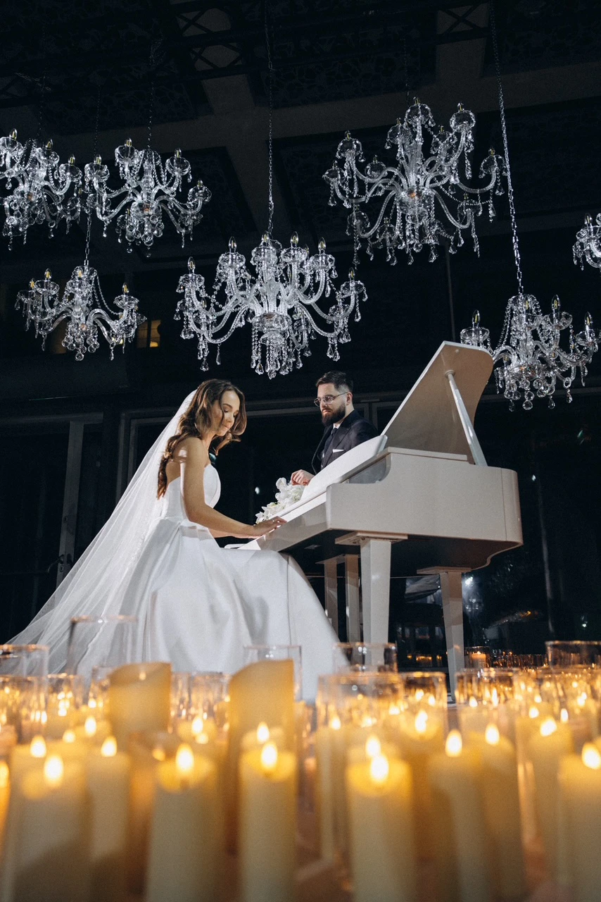 Panna młoda przy fortepianie