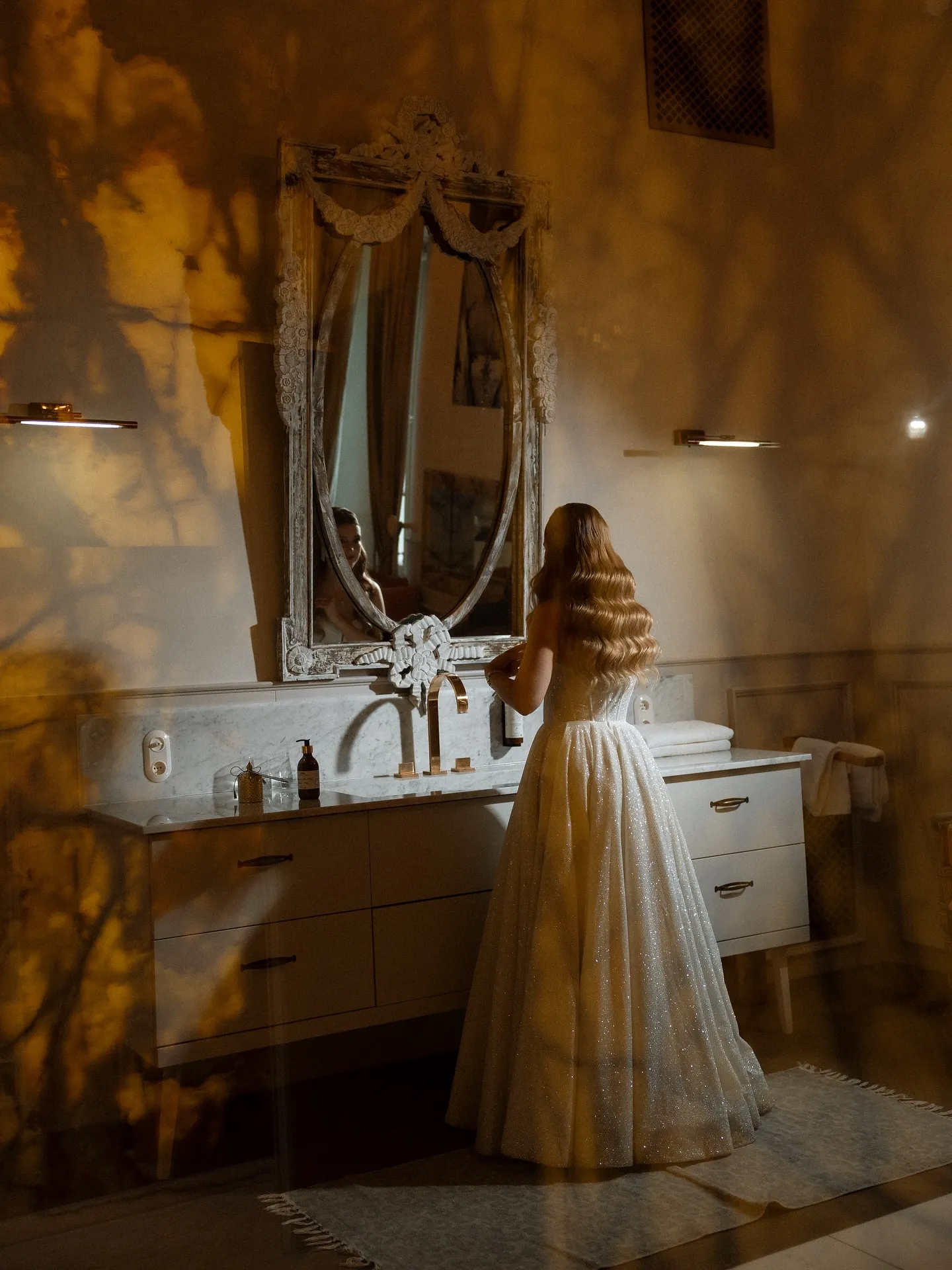 panna mloda przed lustem