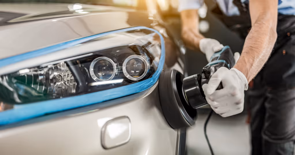 Serviços de estética automotiva: polimento técnico para recuperar brilho da pintura.