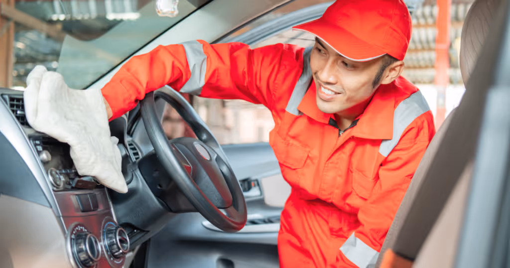 Lavagem automotiva interna com higienização detalhada de painel