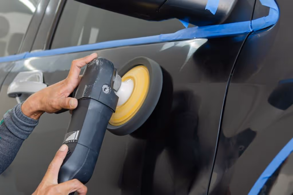 serviços de estética automotiva: homem limpando o carro