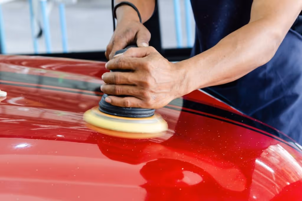 serviços de estética automotiva (1): homem limpando o carro