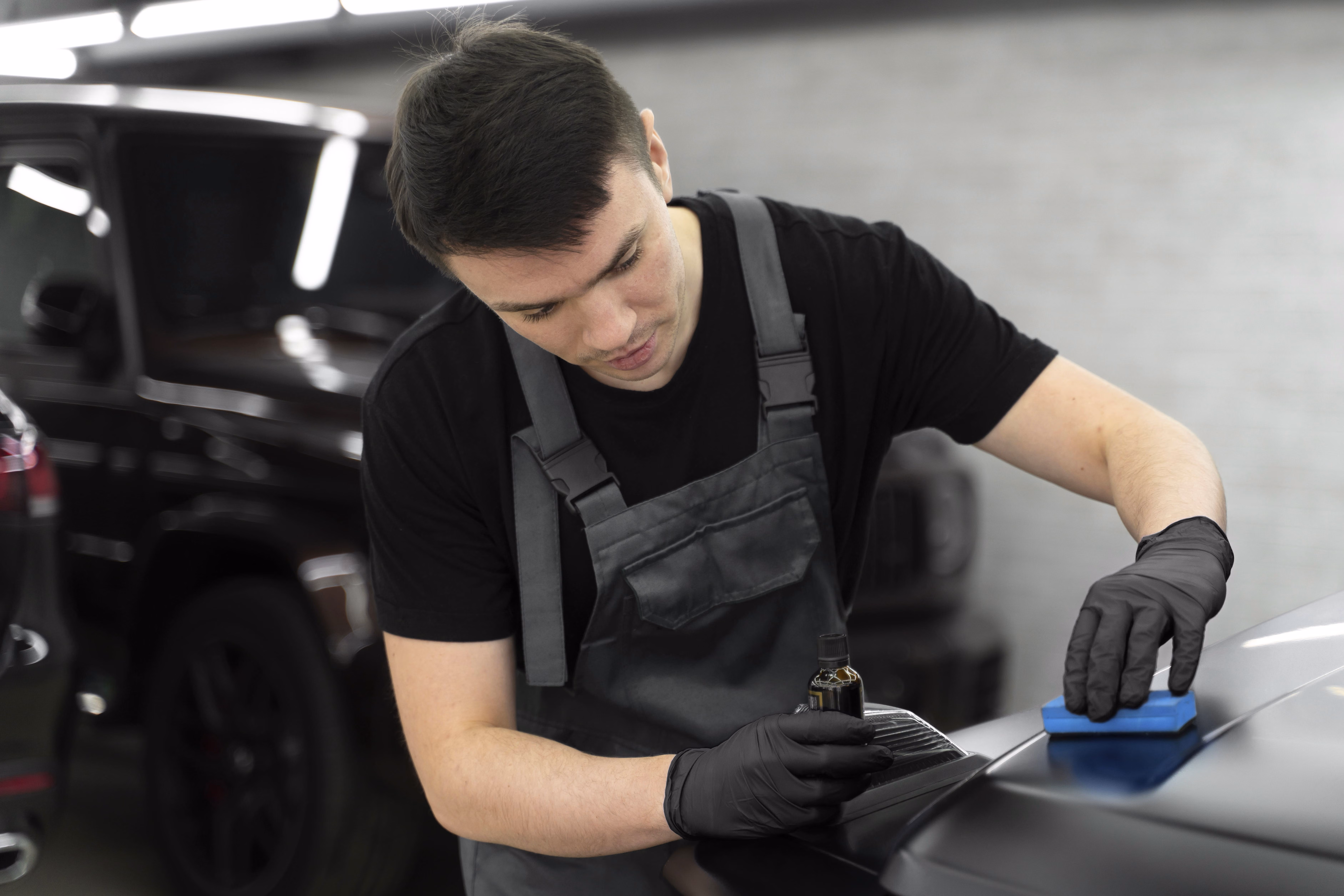 Mulher atendendo cliente na estética automotiva através do aplicativo operacional Jump Car